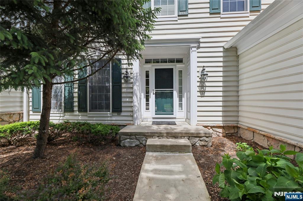 122 White Pine Ct, Paramus, NJ 07652