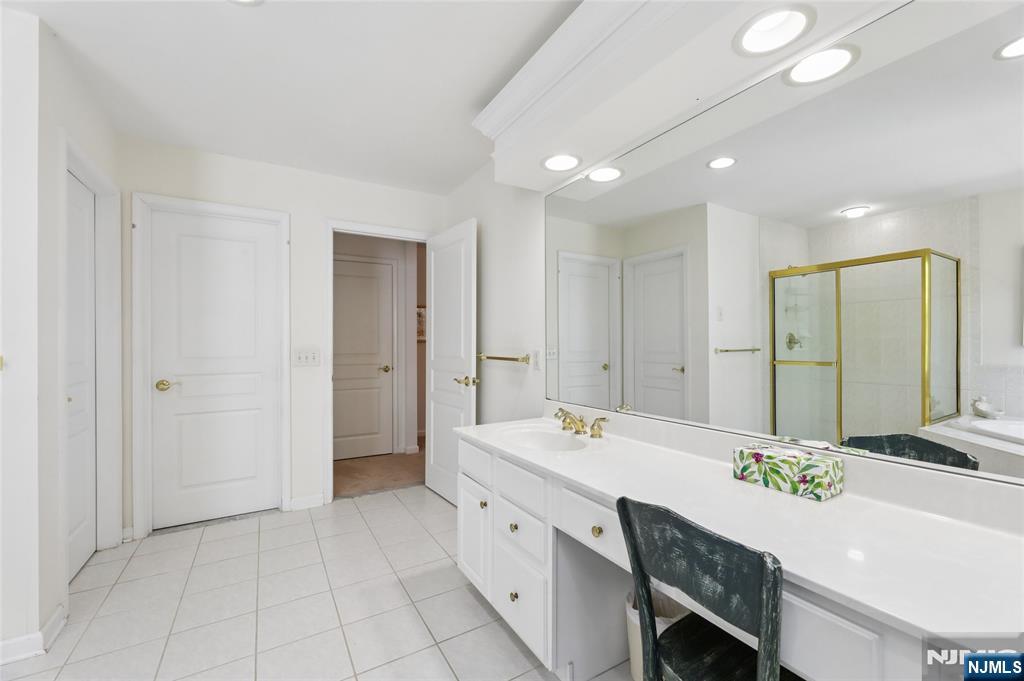 122 White Pine Ct, Paramus, NJ 07652