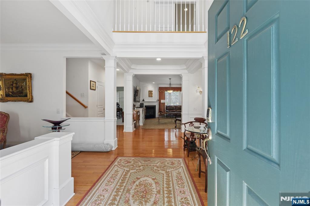122 White Pine Ct, Paramus, NJ 07652