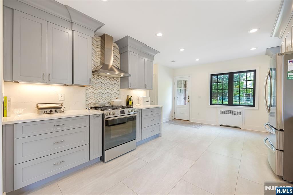 340 Broad Avenue — photo 12
