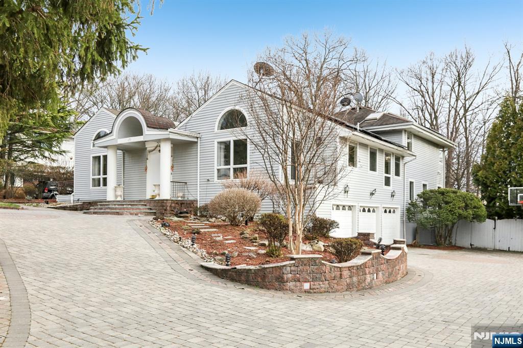 270 E Clinton Avenue - Photo 4