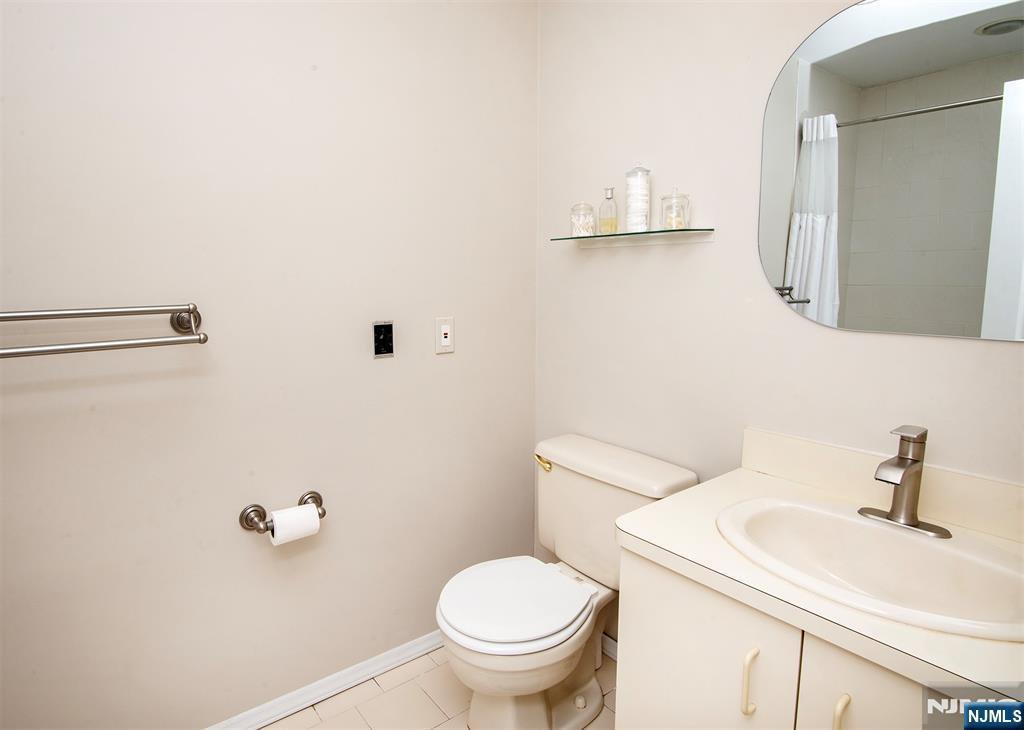 Full guest bath