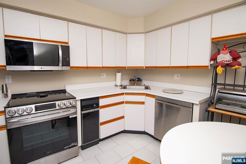 Flow-through kitchen with Stainless Steel appliances