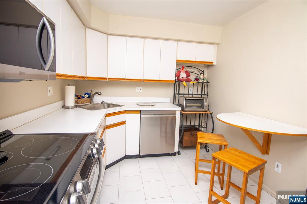 Kitchen (alternate view)