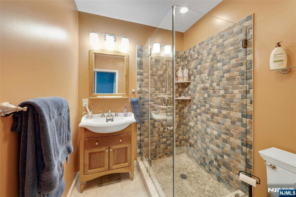1130 Edgewood Lane, Fort Lee, NJ 07024 Listing Photo  23