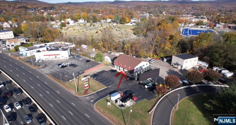 Aerial view of unit in relation to the highway and jughandle.