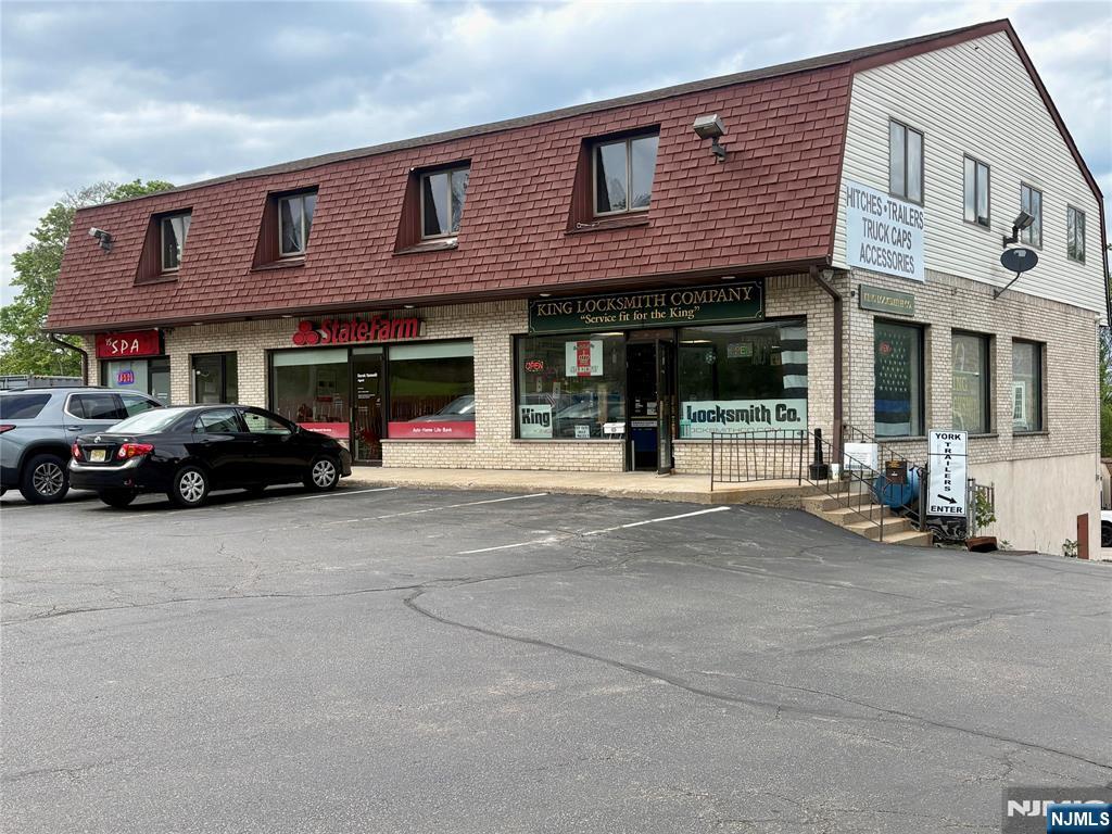 Retail 2 unit is in the center.