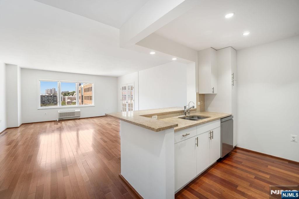 2305 City Pl, Edgewater, NJ 07020
