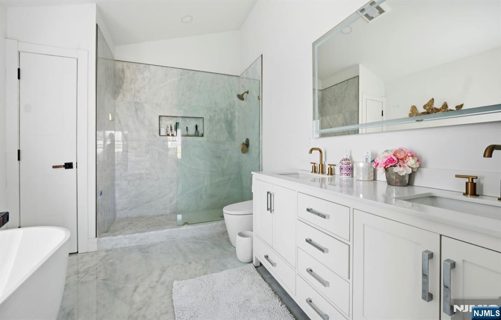 25 Mayfair Place, Clifton, NJ 07013 Listing Photo  16