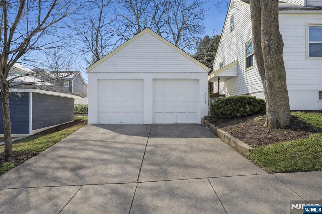 649 8th St, Carlstadt, NJ 07072