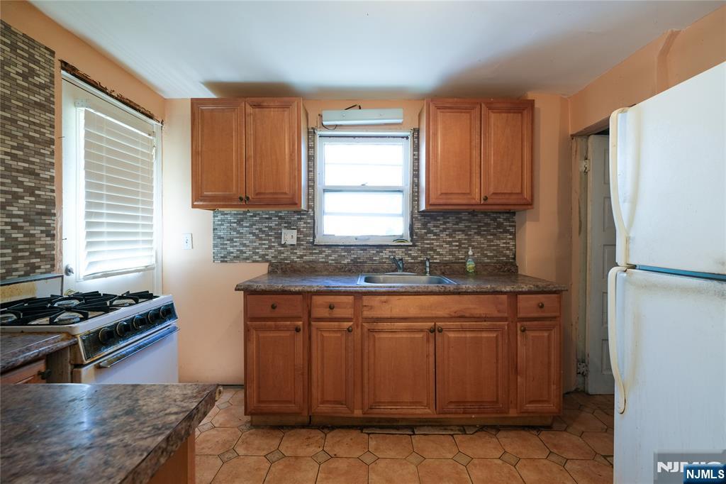 32 Phelps Ave, Bergenfield, NJ 07621