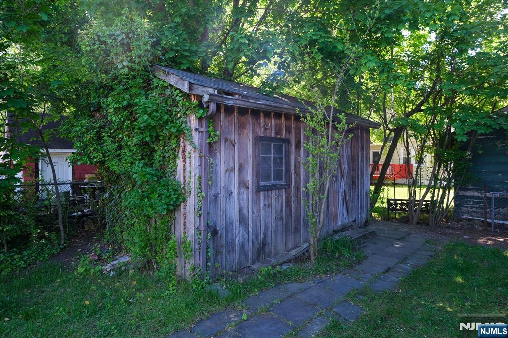 32 Phelps Avenue