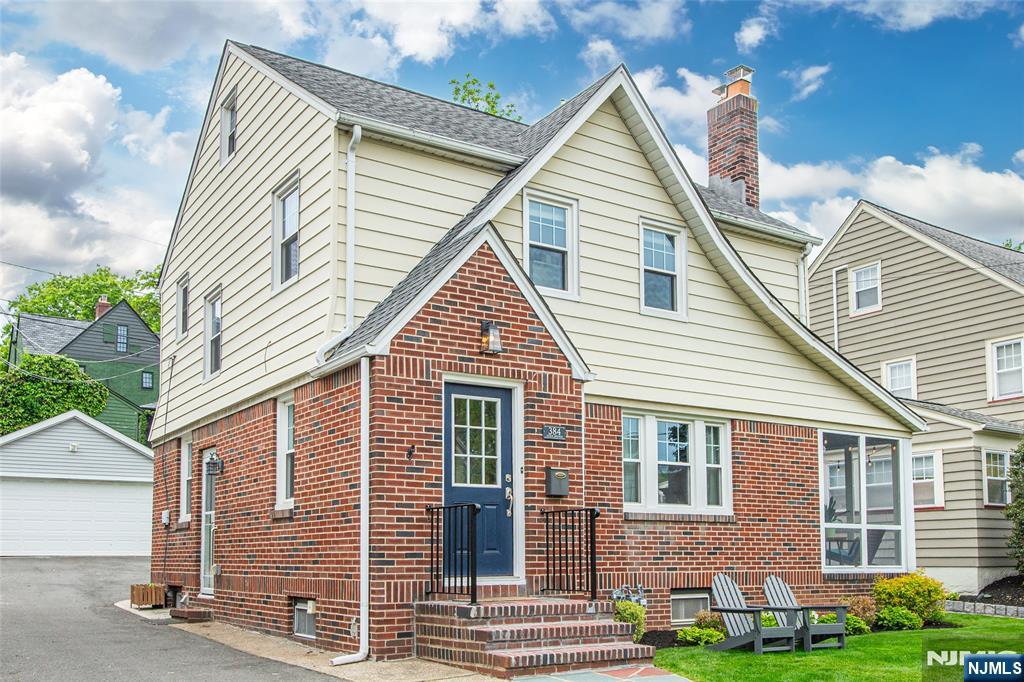 384 Essex Avenue - Photo 2