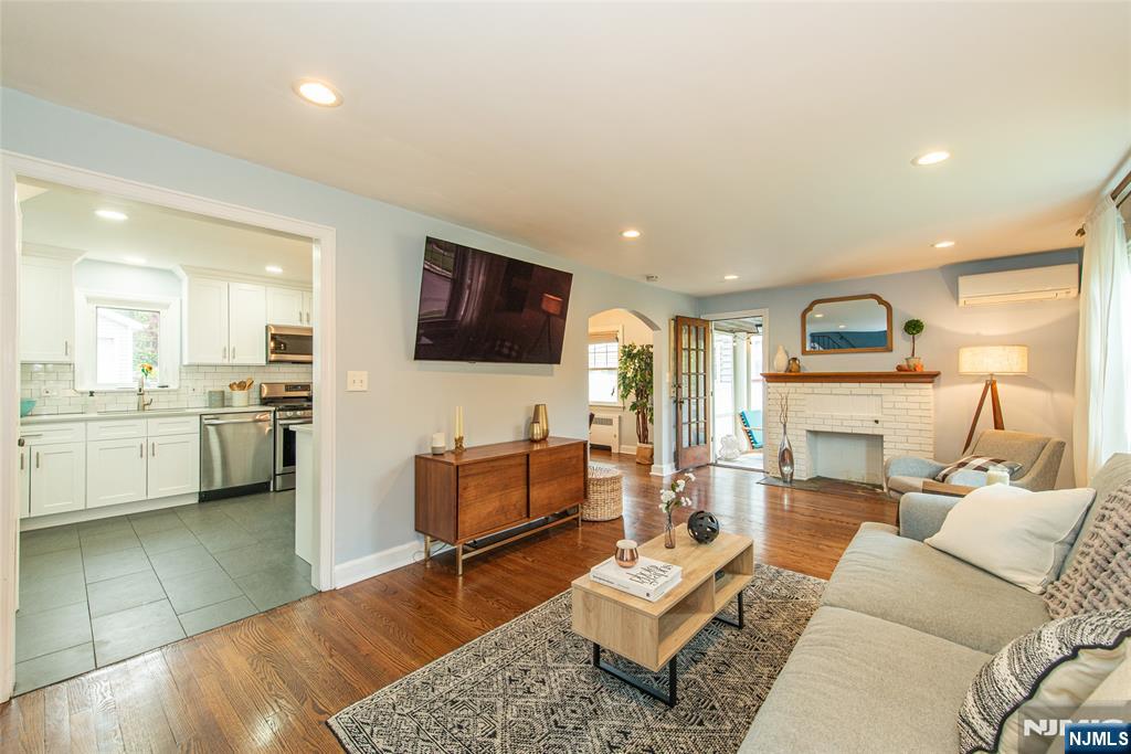 384 Essex Avenue - Photo 5