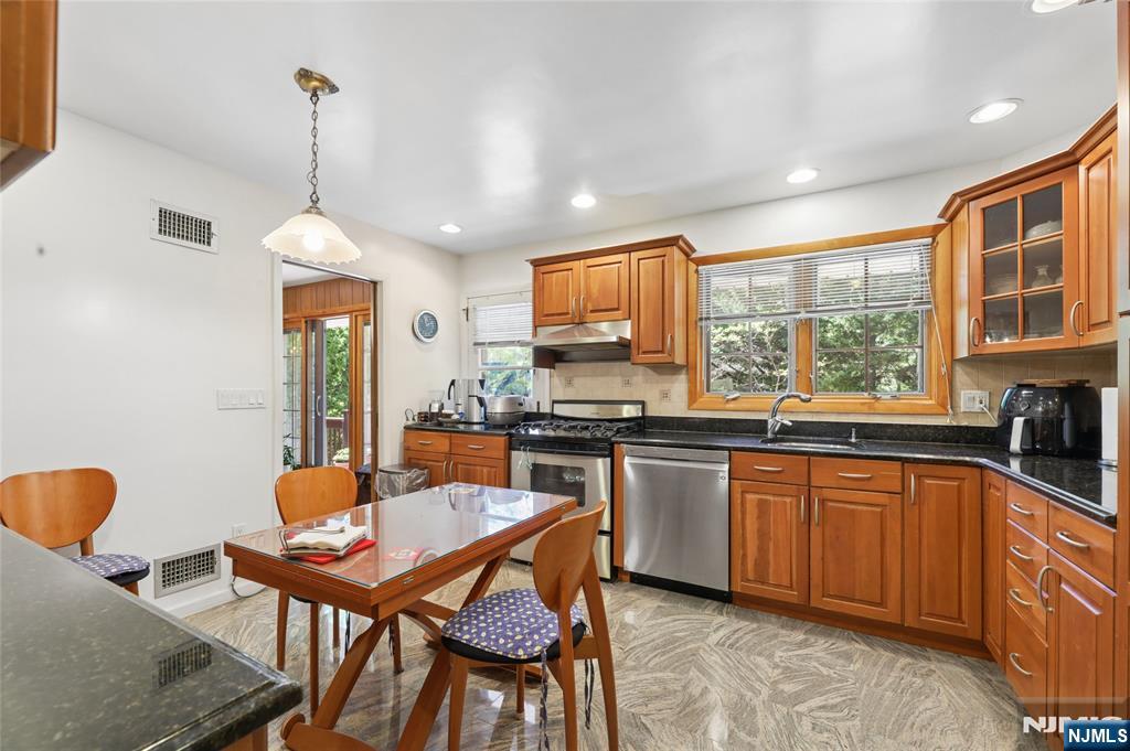 12 Beverly Road, Englewood Cliffs, NJ 07632 Listing Photo  6