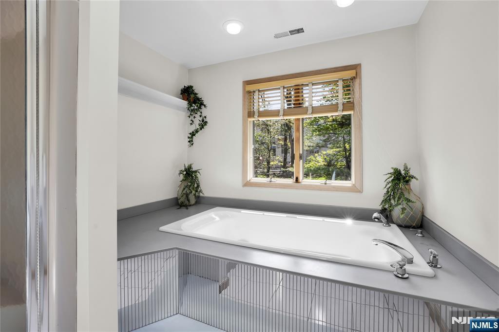 70 Forest Hills — photo 32