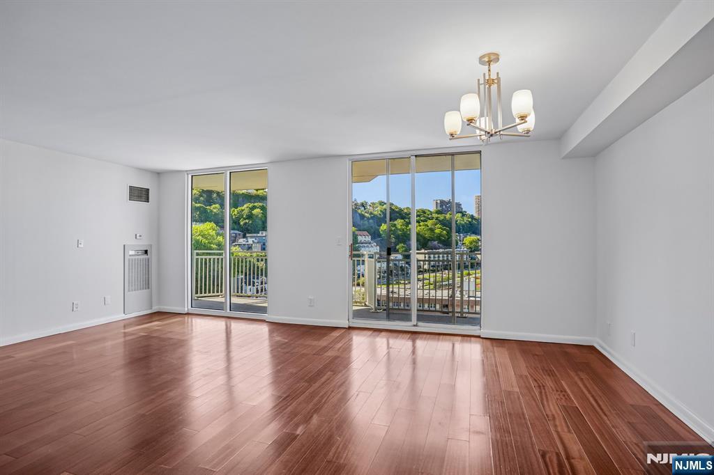 1077 River Road 1013 - Photo 3