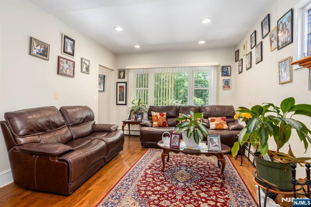 54 Bedford Ave, Teaneck, NJ 07666