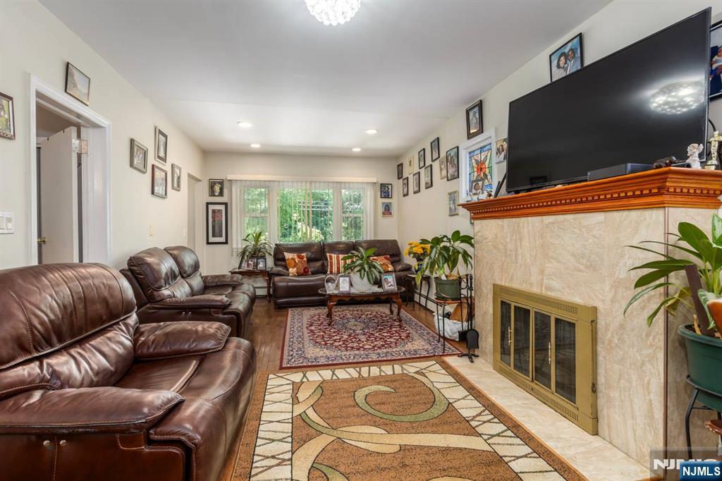54 Bedford Ave, Teaneck, NJ 07666