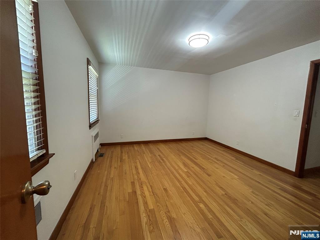 35 Edsall Avenue 1st fl - Photo 4