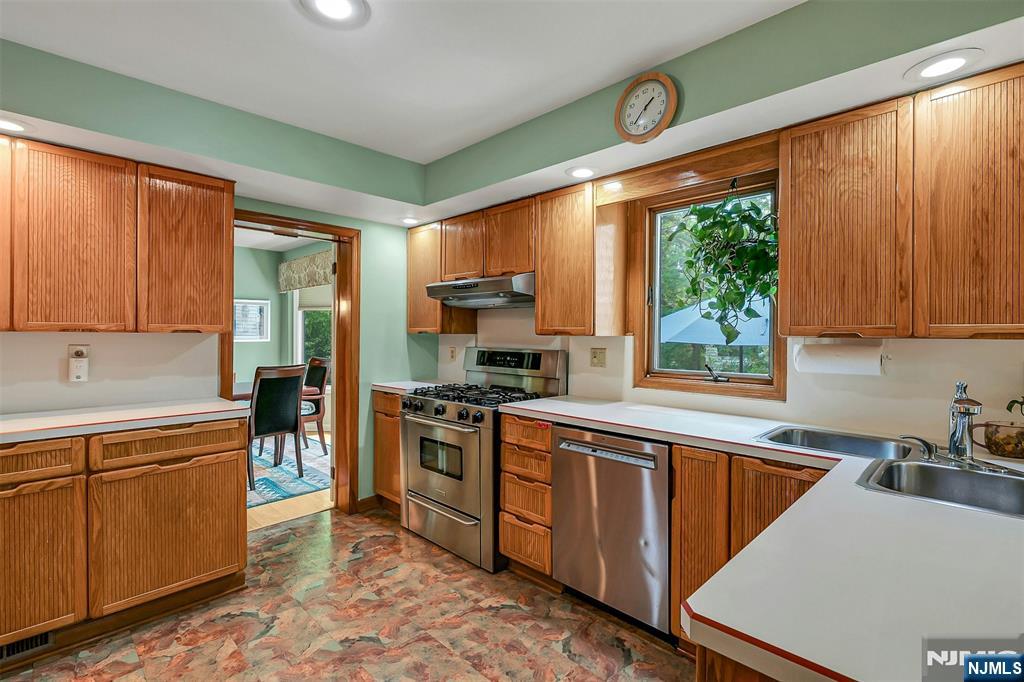 616 Rutland Avenue — photo 8