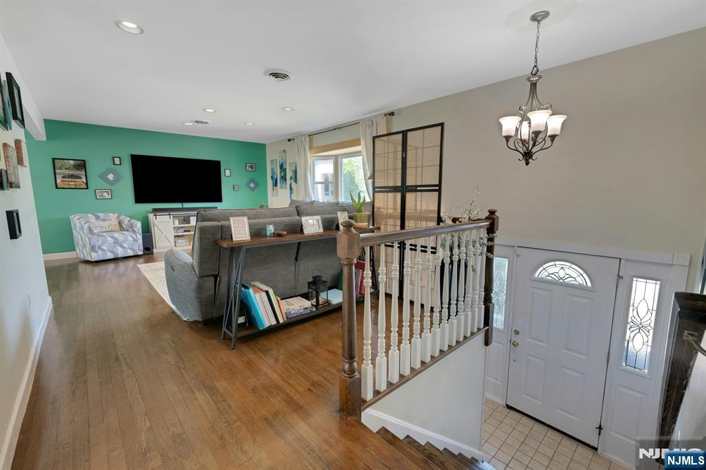 10 Ronald Terrace - Photo 5