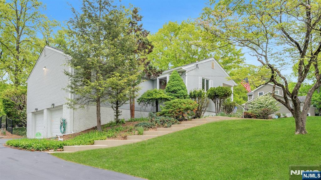 9 Ryerson Ave, Oakland, NJ 07436