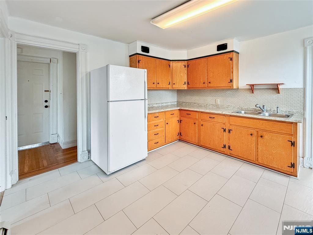 35 Green Avenue 2 - Photo 5