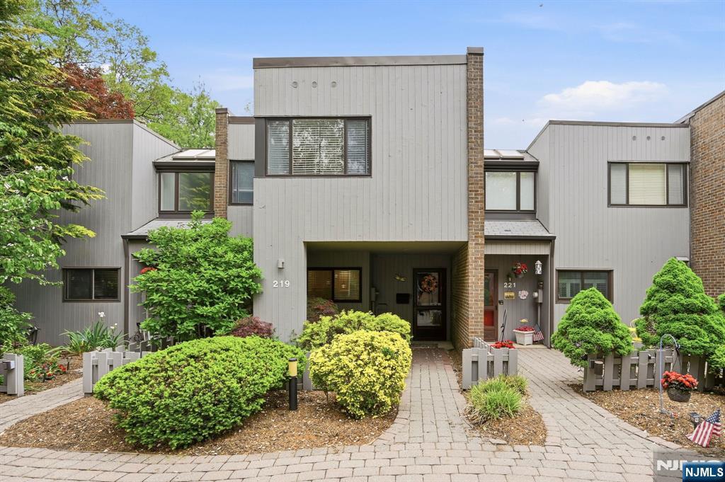 219 Pond Ter #2B, Twp Of Washington, NJ 07676