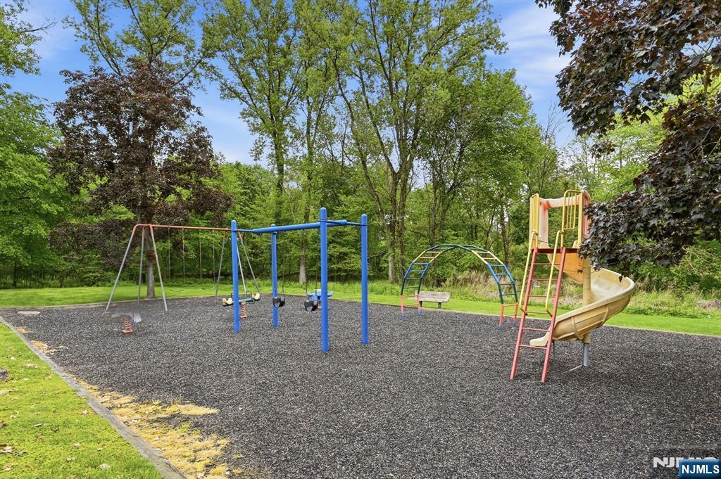 219 Pond Ter #2B, Twp Of Washington, NJ 07676