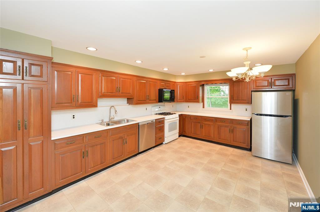28-19 Warren Road, Fair Lawn, NJ 07410 Listing Photo  5