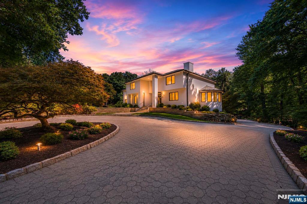 1 Lambs Ln, Cresskill, NJ 07626