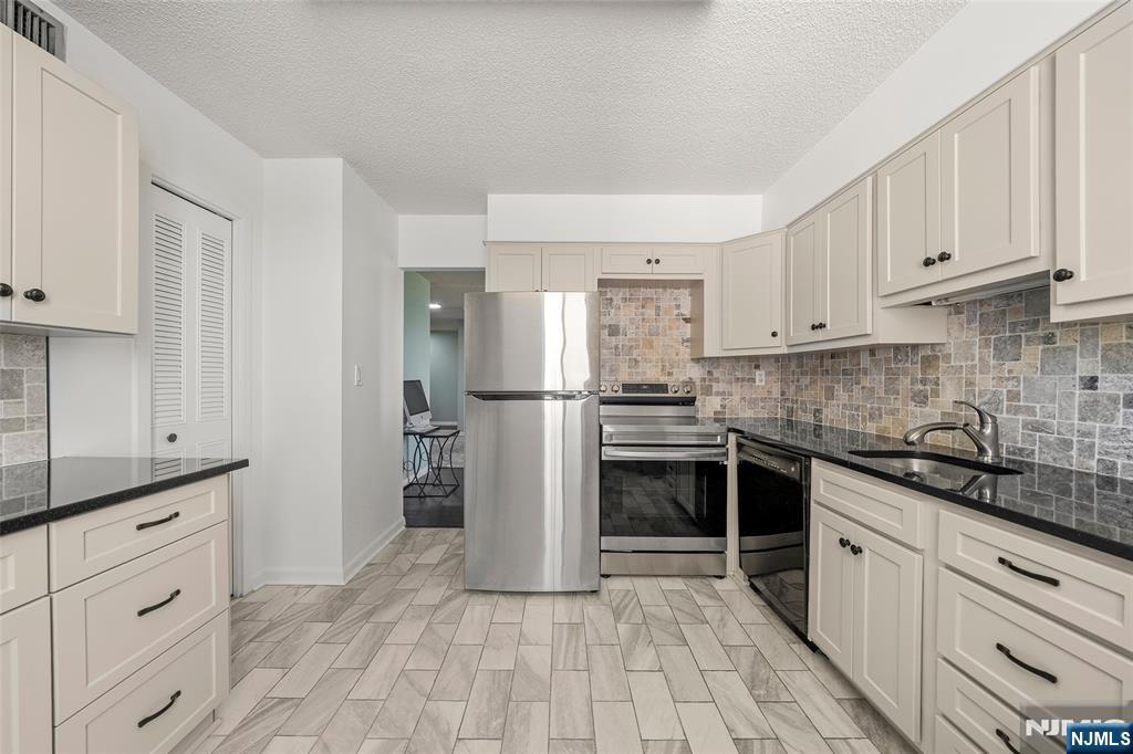 160 Overlook Ave #2C, Hackensack, NJ 07601