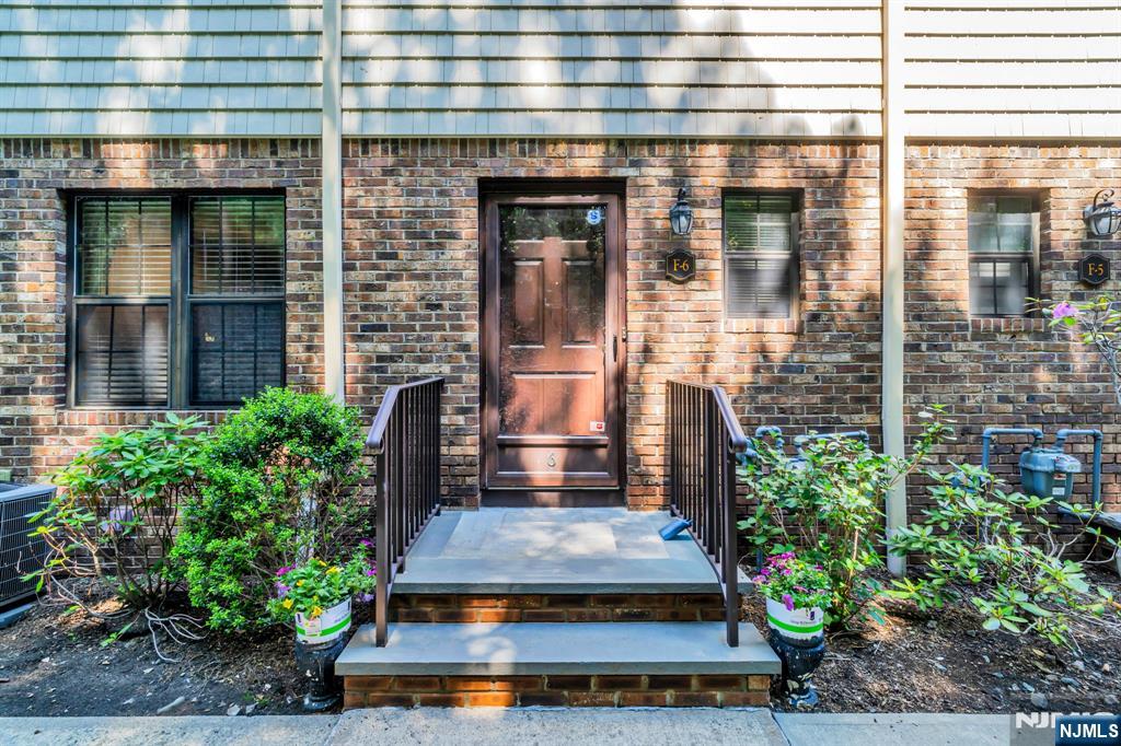 101 E Oak Street F6 - Photo 4
