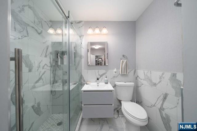 Elegant and Pristine Full Bath