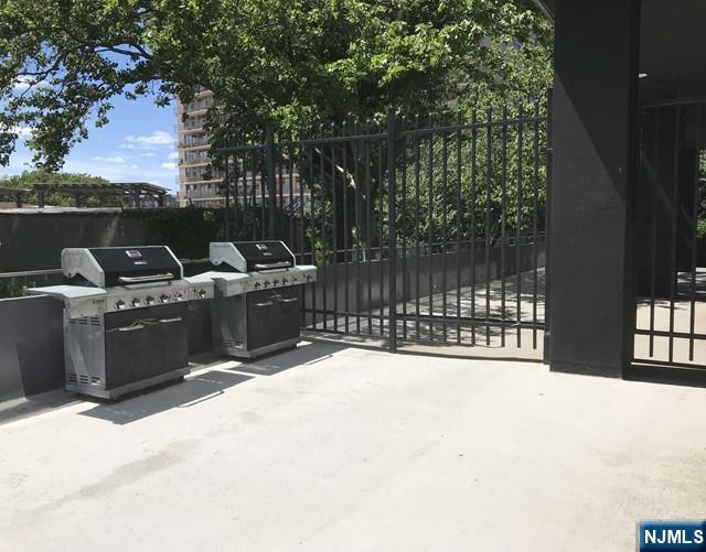 South Promenade Set of BBQ grills.