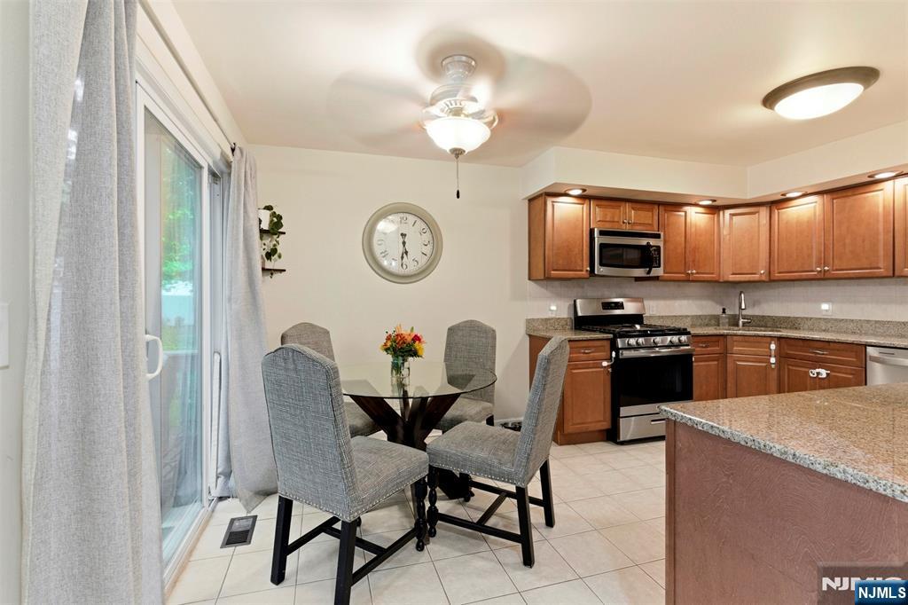 Eat- in Kitchen