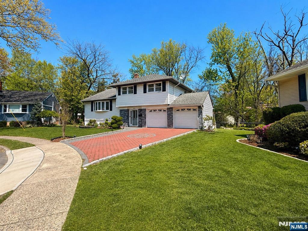 60 Sergent Ct, Bergenfield, NJ 07621