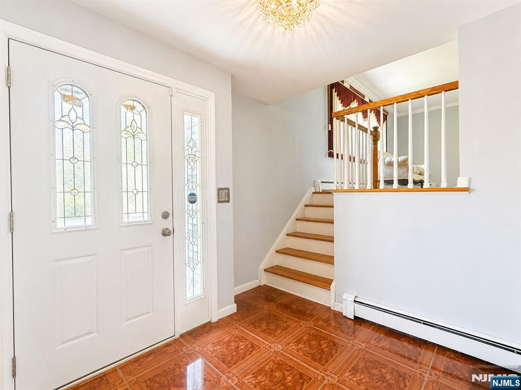 60 Sergent Ct, Bergenfield, NJ 07621
