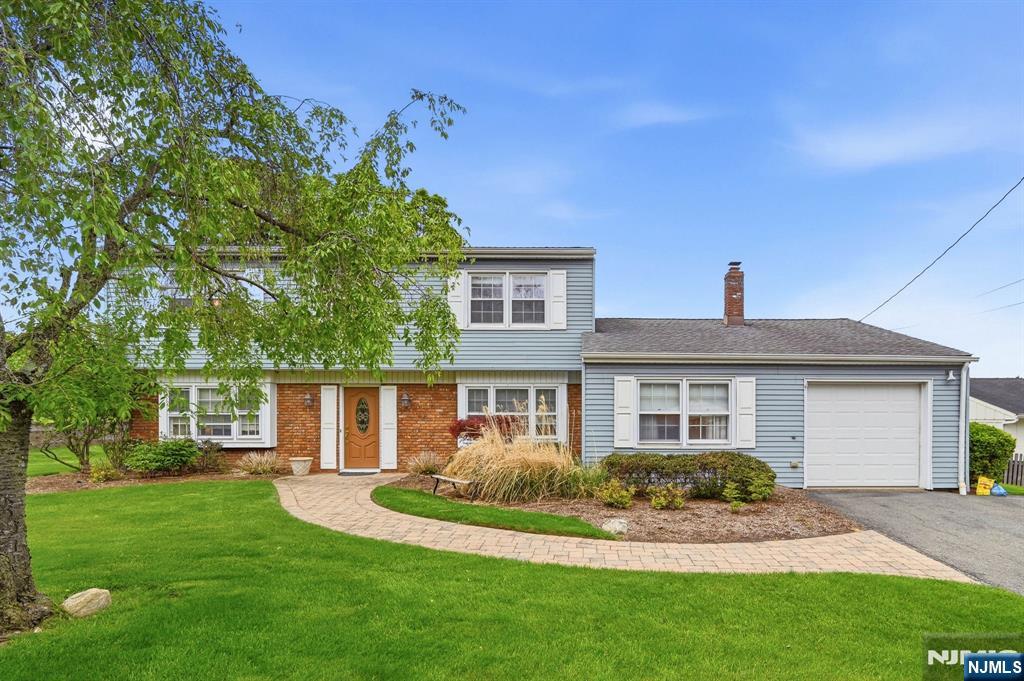 30 Whittier Ln, Oakland, NJ 07436