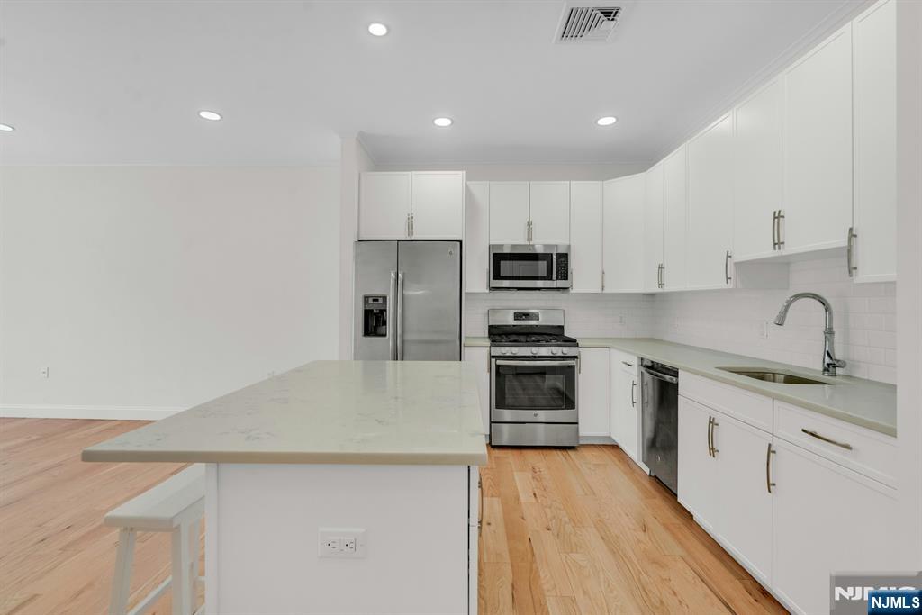 11 Madison Avenue 204 - Photo 3