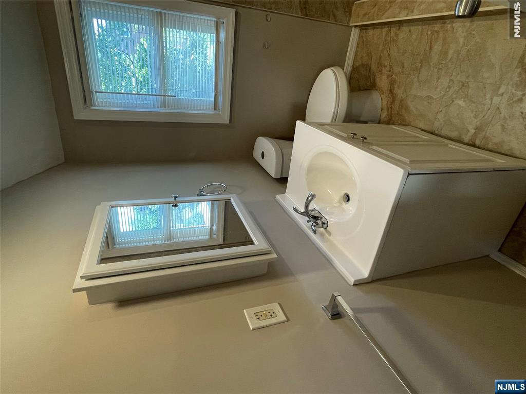 Hall Bathroom-Full