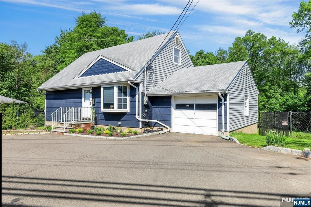 497 Tappan Rd, Norwood, NJ 07648