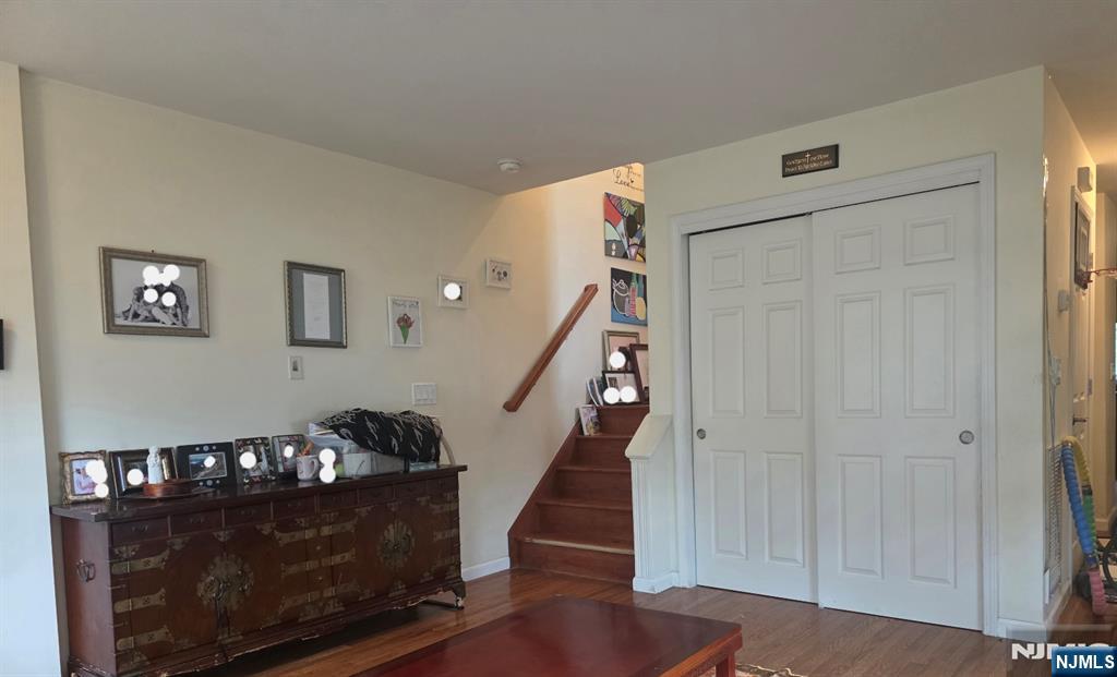 Livingroom plus closet