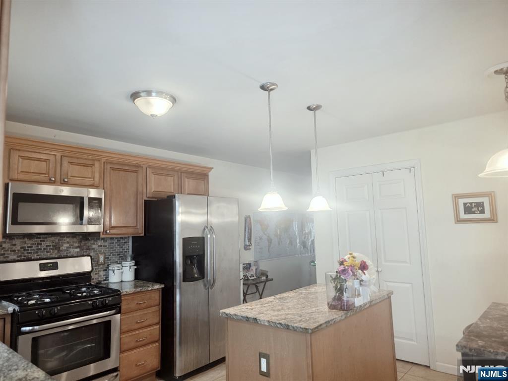 Kitchen w/island