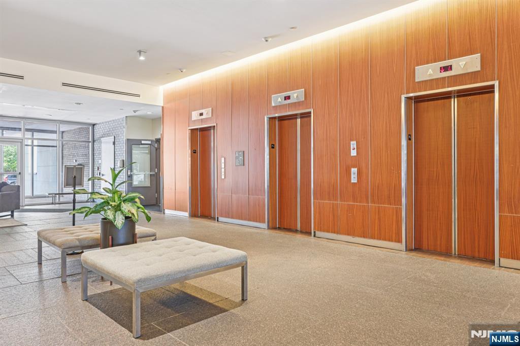 1 Executive 605 - Photo 4
