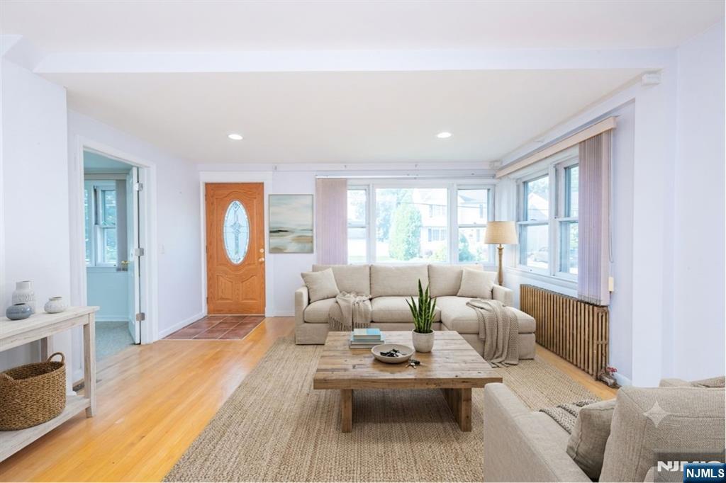 16 Lincoln Pl, Waldwick, NJ 07463