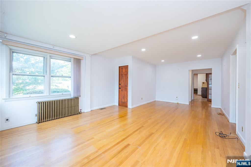 16 Lincoln Pl, Waldwick, NJ 07463