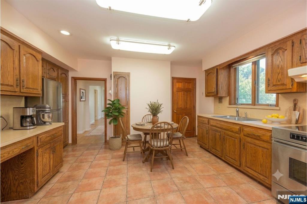 16 Lincoln Pl, Waldwick, NJ 07463