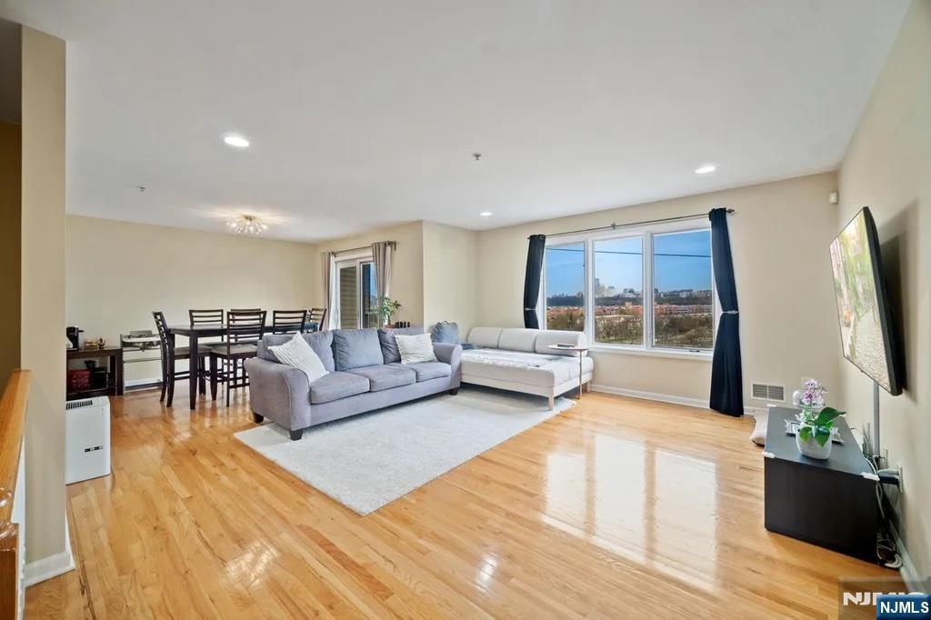5th image of 9 Legend Hills Dr, Edgewater, NJ 07020 | MLS# 26018300